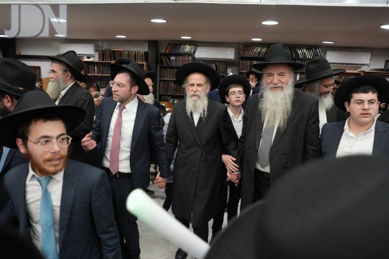 הגר''א זכותא הכנסת ס''ת (8)