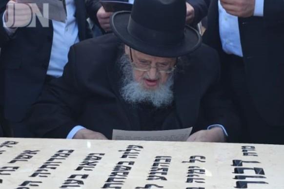 הגרמ''צ ברגמן ציון רעייתו הרבנית ע''ה (555)