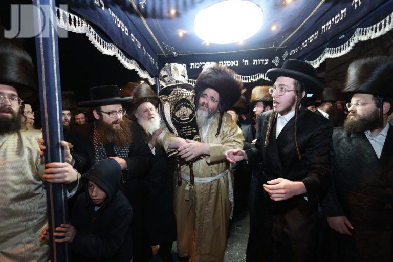 הכנסת ספר תורה לביהמ''ד קרעטשניף טשערנוביץ צילום שלומי טריכטר (5)