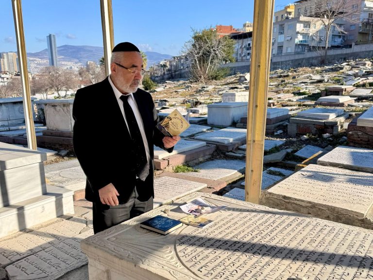 הרב זביחי בקבר הגר''ח פלאג'י בשליחות רבינו (1)
