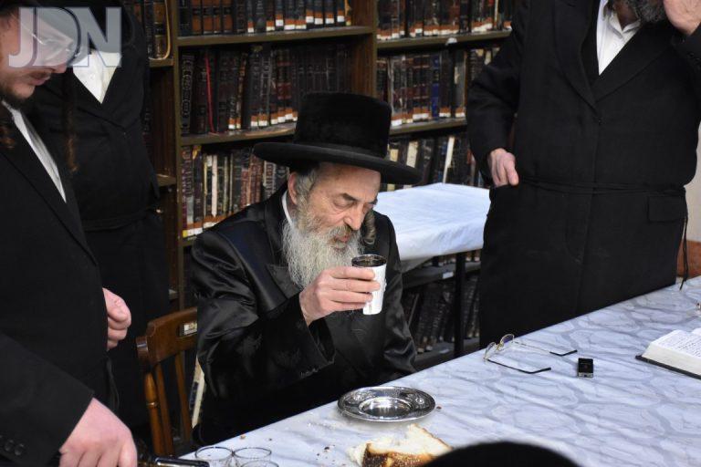 כק אדמו''ר מלעלוב שליט''א בעריכת טיש יארצייט צילום יהודה פרקוביץ (9)