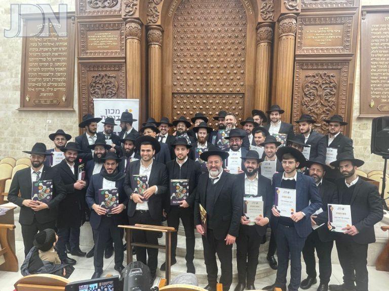 מעמד אדיר לכבודה של תורה חלוקת תעודות לאברכים בקהילת תפארת רפאל (15)
