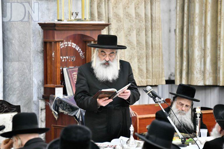 מעמד קביעת מזוזות בביהמ''ד המרכזי דחסידי דושינסקיא בב''ב וסעודת ר''ח לבני הקהילה צילום שוקי לרר (28)