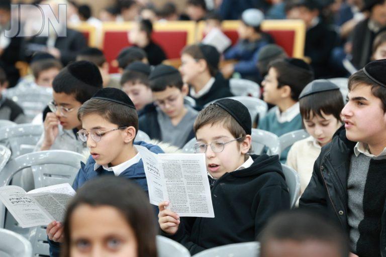 עצרת  בהשתתפות 1000 ילדים בעבור בקשת הגאולה ברחמים במהרה והשבת החטופים צילום דוד ארזני (8)