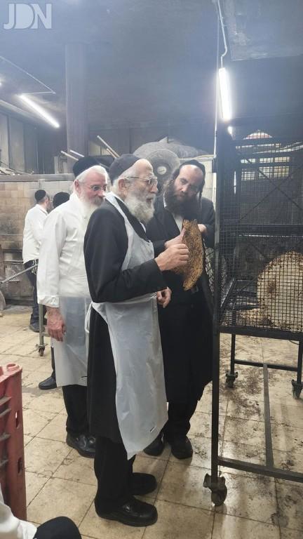 אפיית המצות של ראש ישיבת פוניבז' (8)