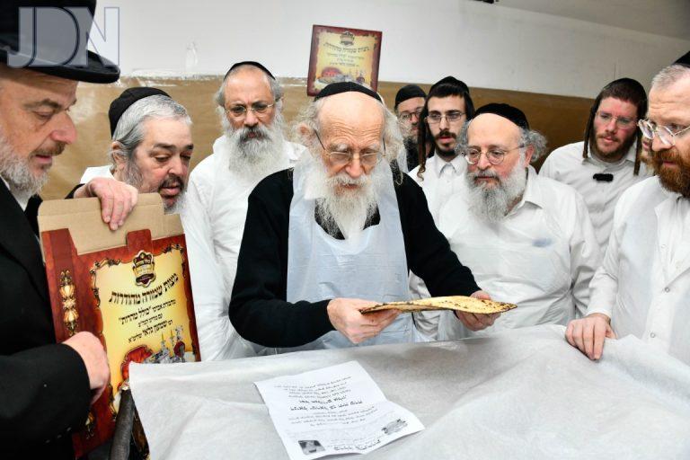 אפית מצות של גדולי ישראל במאפית קורניצר צילום נפתלי לרר (30)