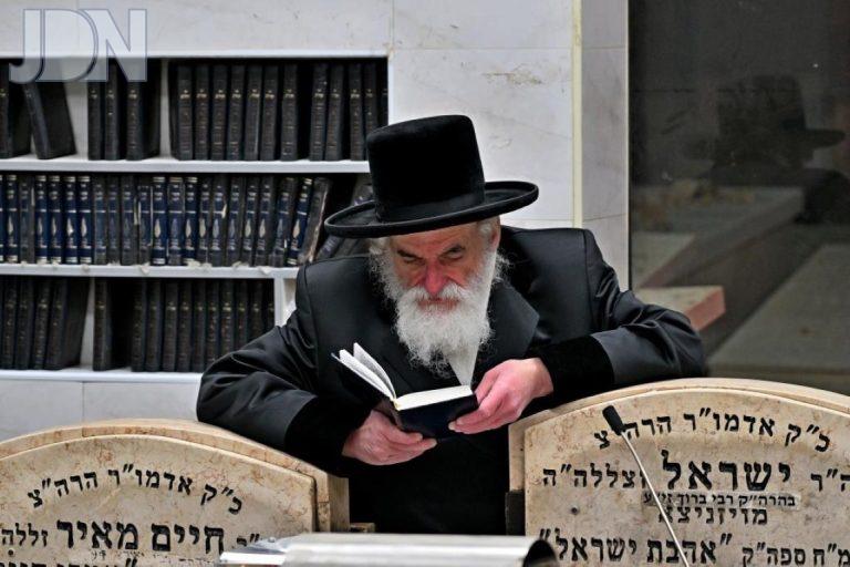 האדמו''ר מויזניץ בעליה לציון אמו הרבנית הצדקנית ע''ה צילום יהושע פרוכטר (35)