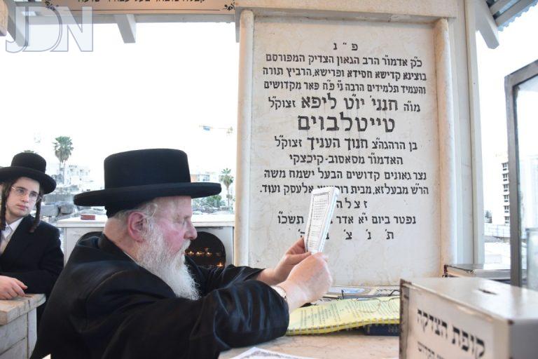 האדמו''ר מסאסוב בתפילה על ציון אביו זצוק''ל בטבריה צילום יהודה פרקוביץ (11)