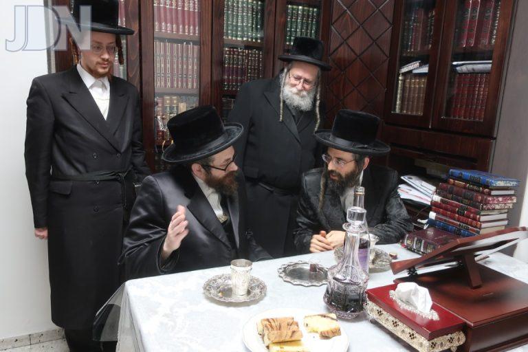 האדמו''ר מראחמסטריווקא אוקווין בביקור אצל האדמו''ר מזוועהיל  (2)