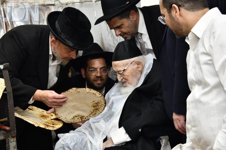 הגרמ''צ ברגמן באפיית מצות תשפ''ה צילום שוקי לרר (18)