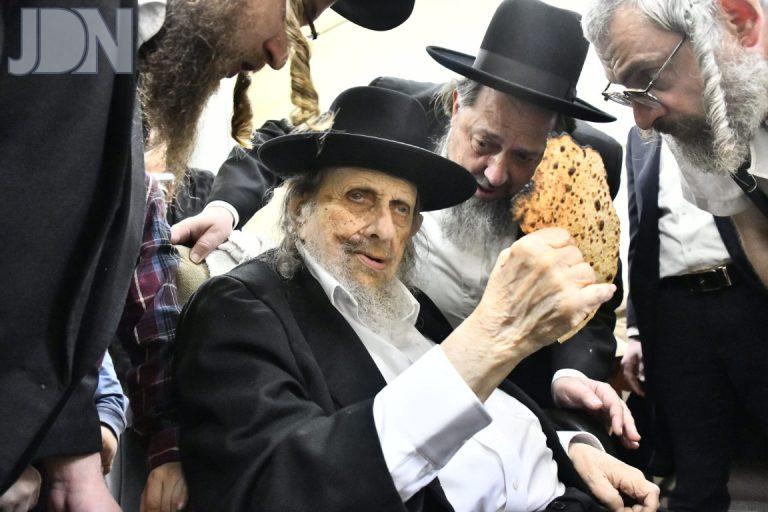 הרב שטרן באפית מצות בקוממיות צילום שוקי לרר (31)