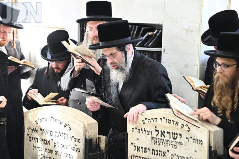 הרה''צ חיים מאיר הגר בתפילה על האדמו''ר מויזניץ לרפו''ש צילום שוקי לרר (9)