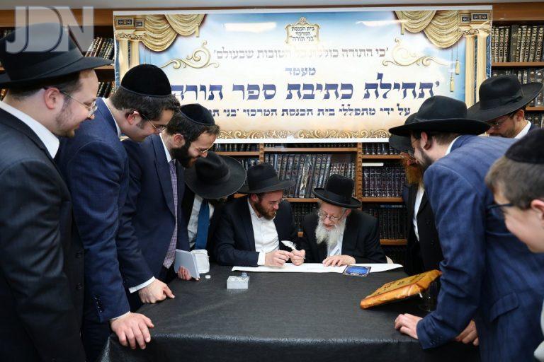 חיפה תחילת כתיבת ספר תורה לבית הכנסת 'בני תורה' בשכונת הדר צילום שמואל שנקר (19)