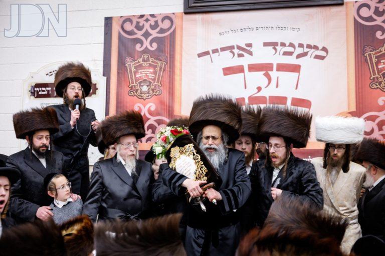 מעמד הכנסת ספר תורה סאטמאר מאנסי שושן פורים צילום יוסי גאלדבערדער (18)