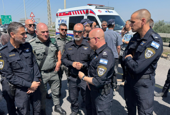 השוטרים בזירה. צילום דוברות המשטרה