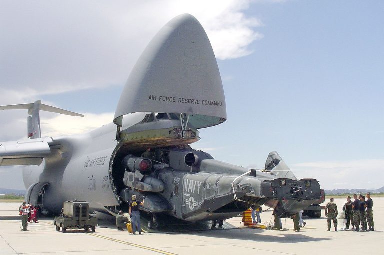 1280px-CH-53E_loaded_on_C-5A_Davis-Monthan_2005