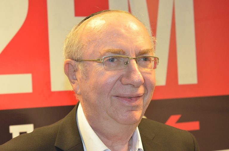 1280px-ישראל_קצובר_באולפן_רדיו_תל_אביב