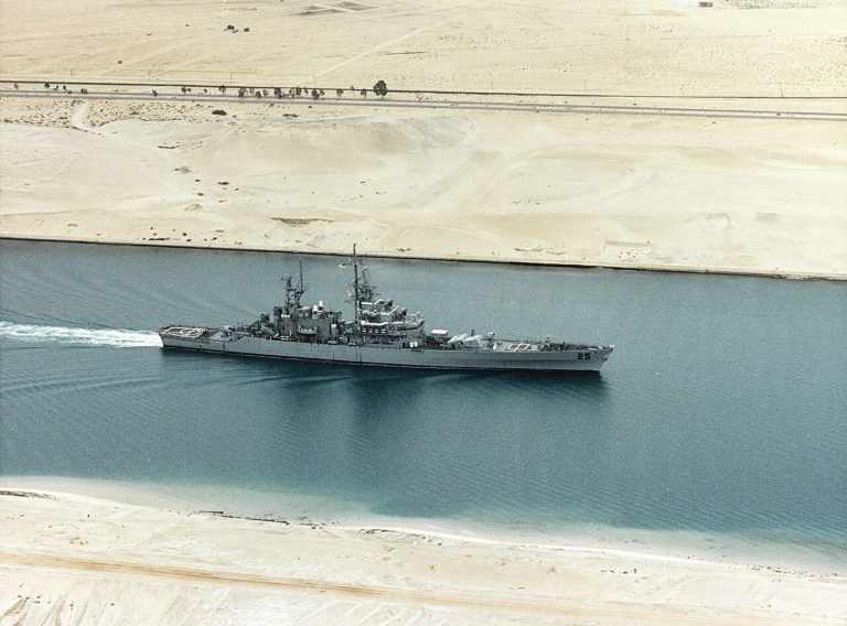 USS_Bainbridge_(CGN-25)_underway_in_the_Suez_Canal_on_27_February_1992 (2)