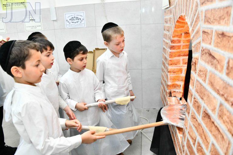אפיית מצות ילדי חיידר (23)