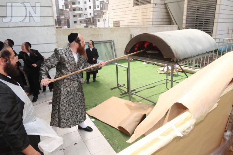 אפיית מצות מצוה בחצה''ק מיאלען במתחם הסופרים בב''ב צילום י פריד (15)