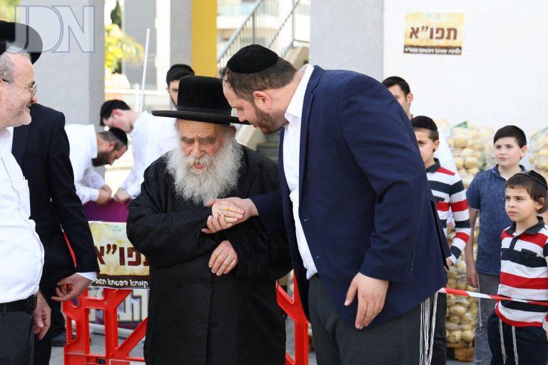 גאב''ד מאקאווא חלוקה פסח קרית אתא (3)