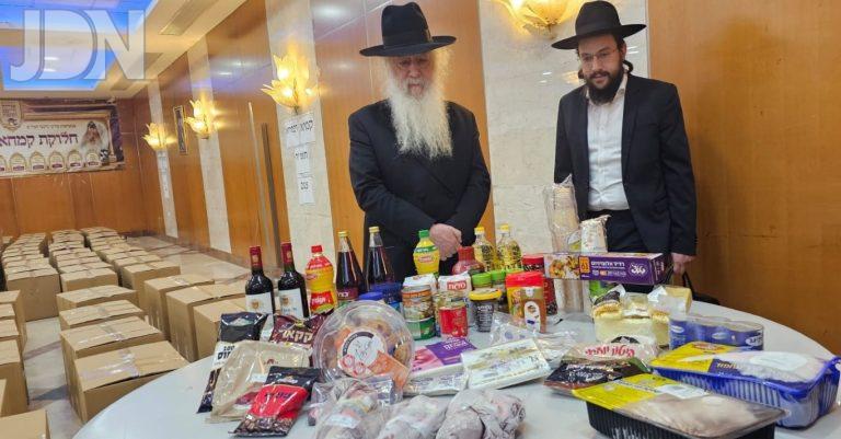 האדמו''ר הגה''צ רבי דוד חנניה פינטו מביט במצרכים קמחא דפסחא