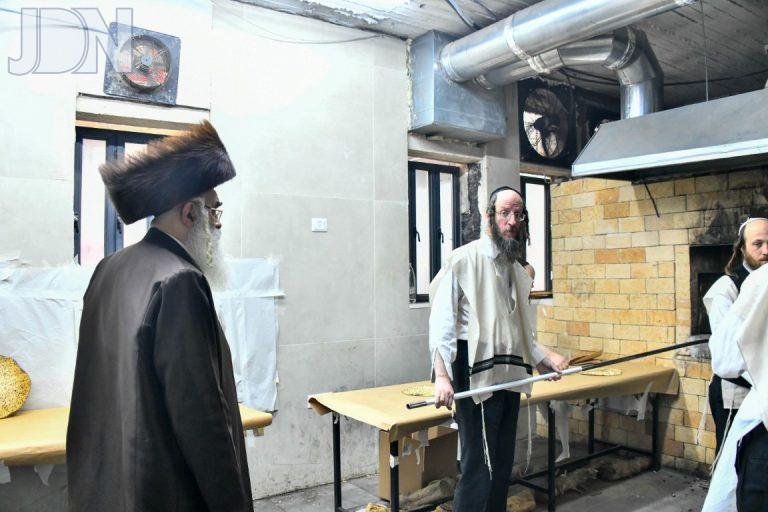 האדמו''ר מדושינסקיא באפיית מצות מצוה פסח תשפ''ה צילום שוקי לרר (1)