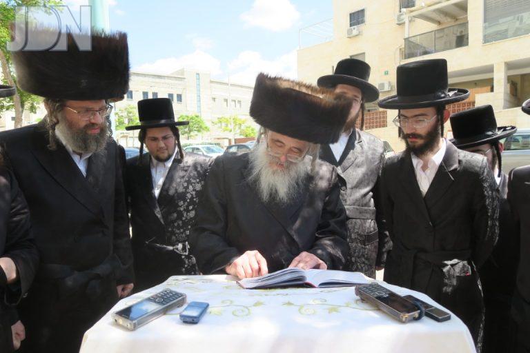 האדמו''ר מחוג חתם סופר בברכת האילנות (8)