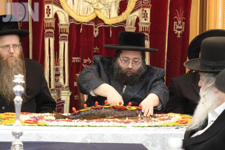 האדמו''ר מצאנז זימגראד ערך טיש יארייצט לזקנו בעל הדברי חיים זצוק''ל בבית מדרשו בבני ברק
