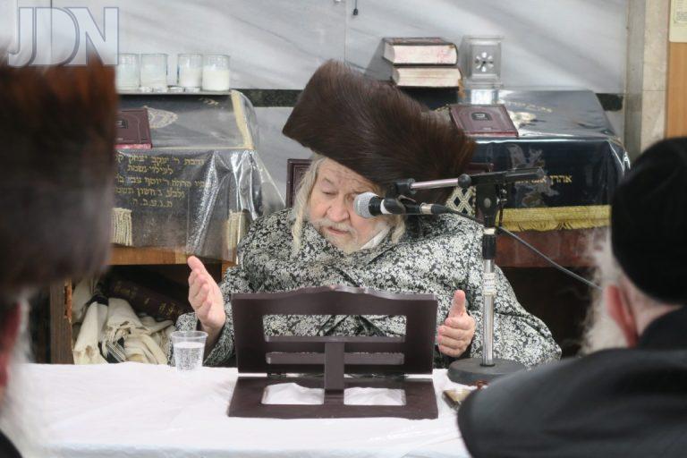 האדמ''ר מטעמשוואר בשיעור חול המועד בבית מדרשו בבני ברק צילום מ אדלר (4)
