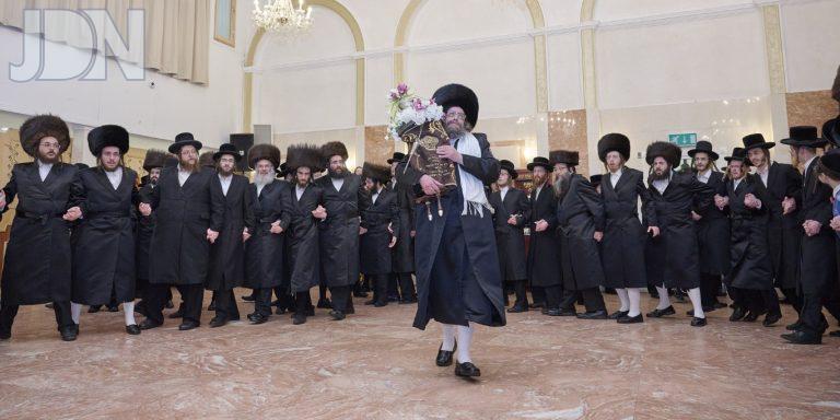 הכנסת ספר תורה בנשיאות אדמו״ר מקאלושין לונדון (38)
