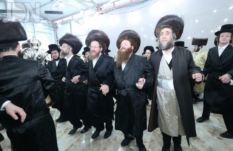הכנסת ספר תורה להיכל בית המדרש המרכזי שבט הלוי למקהלות החסידים שכונת רמת שלמה החדשה ירושלים  צילום שלומי ( (4)