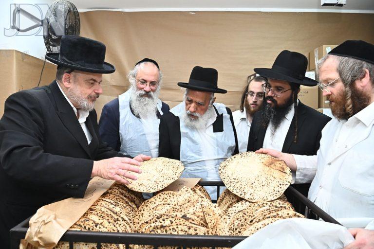 הרב מחפוד במאפית מצות קורניצר תשפ''ה צילום שוקי לרר (29)