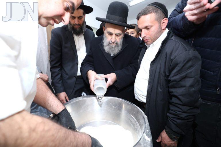 הרב משה צדקה באפית מצות ערב חג