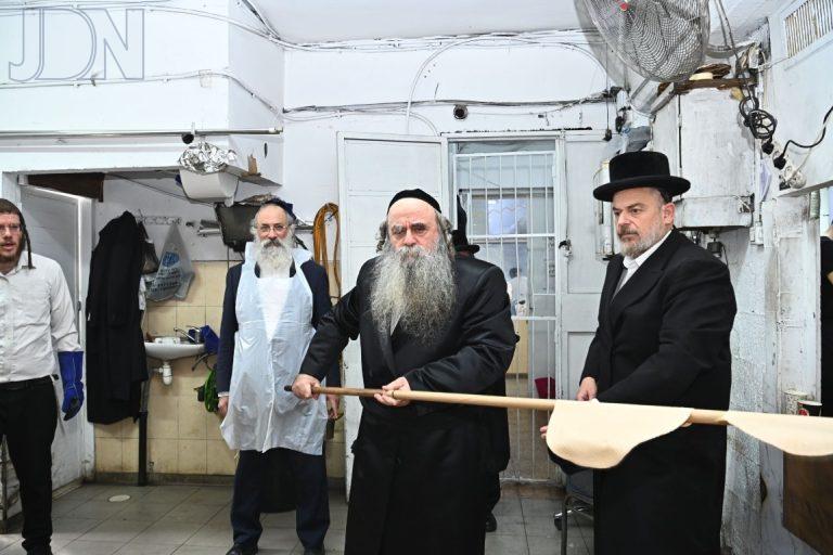 הרב סיני הלברשטאם במאפית מצות קורניצר תשפ''ה צילום שוקי לרר (20)