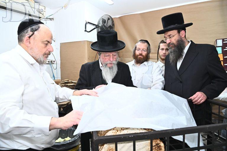 הרב פירר במאפית מצות קורניצר תשפ''ה צילום שוקי לרר (3)