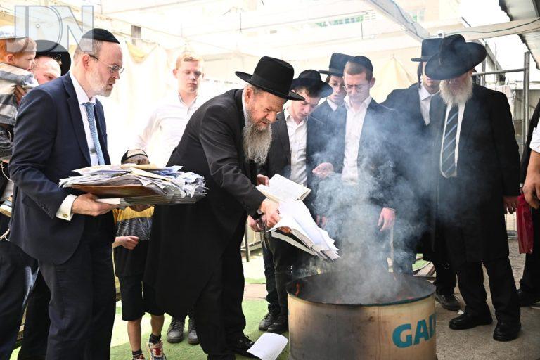 מרן הגרמ''ש אדלשטיין במעמד שריפת החמץ צילום שוקי לרר (30)