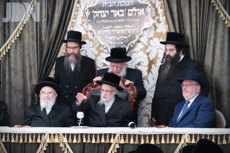 קביעת מזוזה וחנוכת הבית בראשות האדמו''ר לאולמי השמחות החדשים באר יצחק צילום יוסי לוי (12)