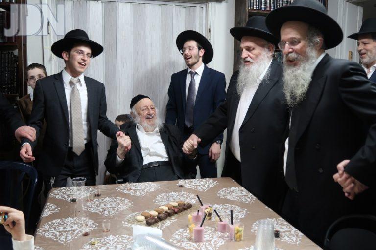 שמחת הווארט במעונו של מרן ראש הישיבה הגרב''ד פוברסקי לנינתו צילום שוקי לרר (9)