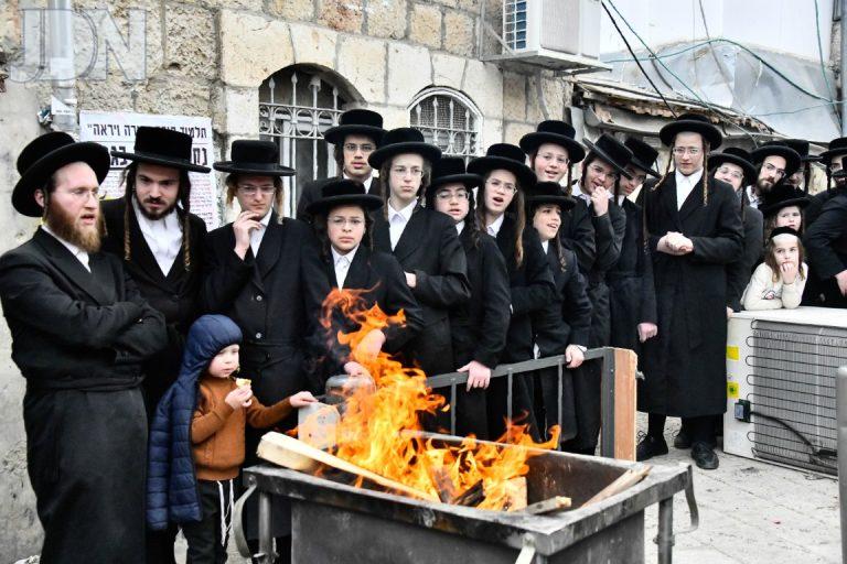 שרפת חמץ רחובות ירושלים צילום שוקי לרר (39)