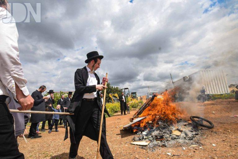 תושבי העיר עמנואל שבשומרון יצאו לשרוף חמץ בחוצות העיר צילום ארי קופרשטוק (62)