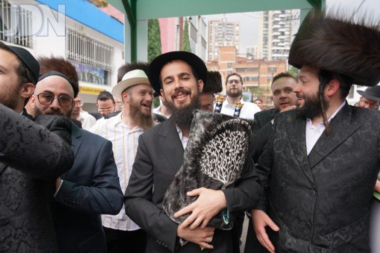 בית חב''ד מדג'ין קולומביה הכנסת ס''ת (10)