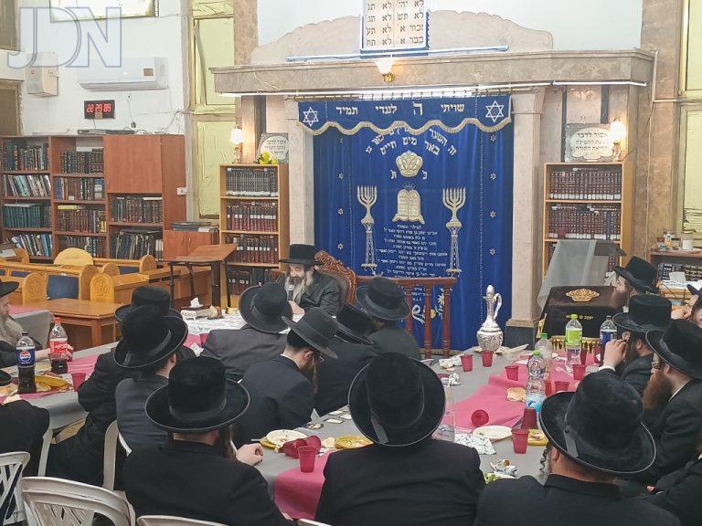 האדמו''ר מזוטשקא בביקור בבית מדרשם של זקיניו בעיר תל אביב (4)