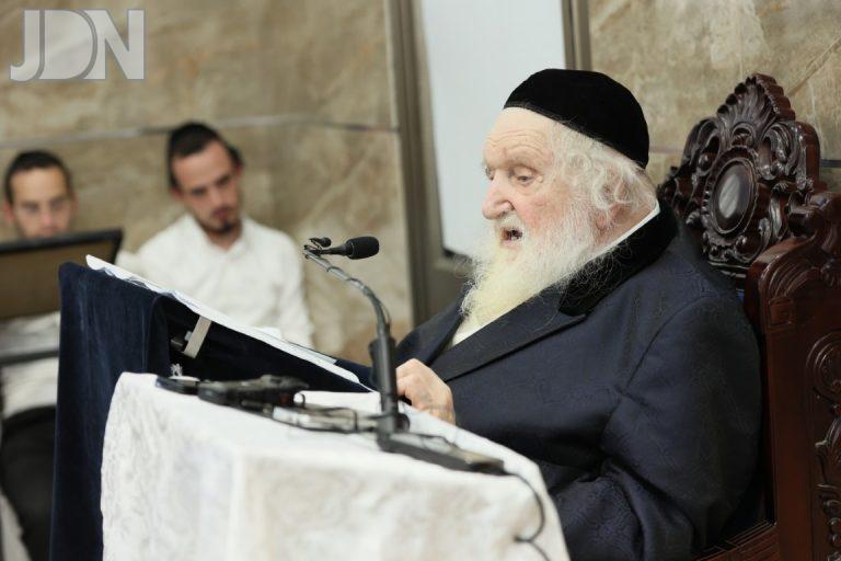 סגירת מעגל של שבעים שנה: פוסק הדור הכריז בישיבת חברון 'עכשיו אני מקיים השליחות שקיבלתי מהרבי הקדוש מבעלזא'