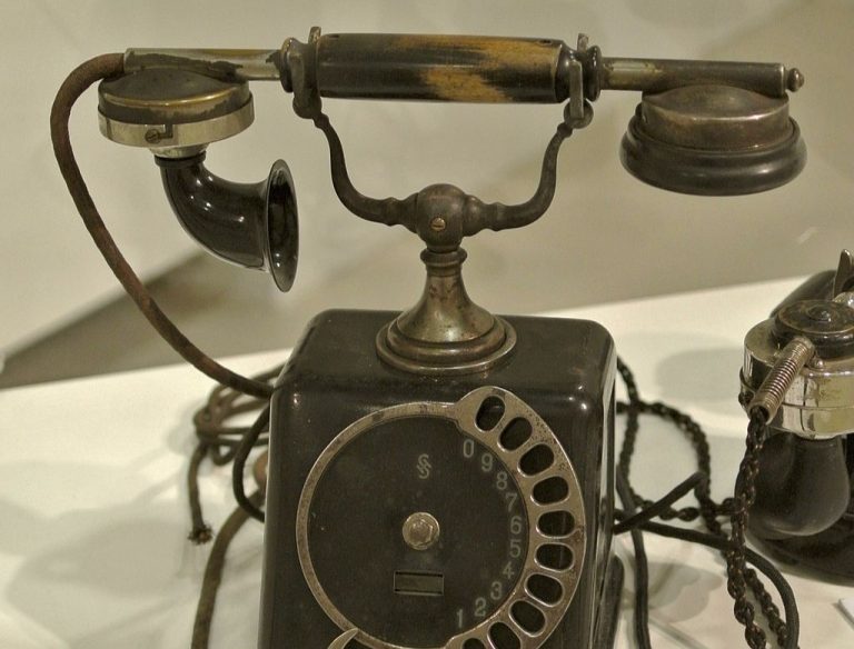 Siemens_and_Halske_Telephone_with_a_rotary_dial_1910_cropped