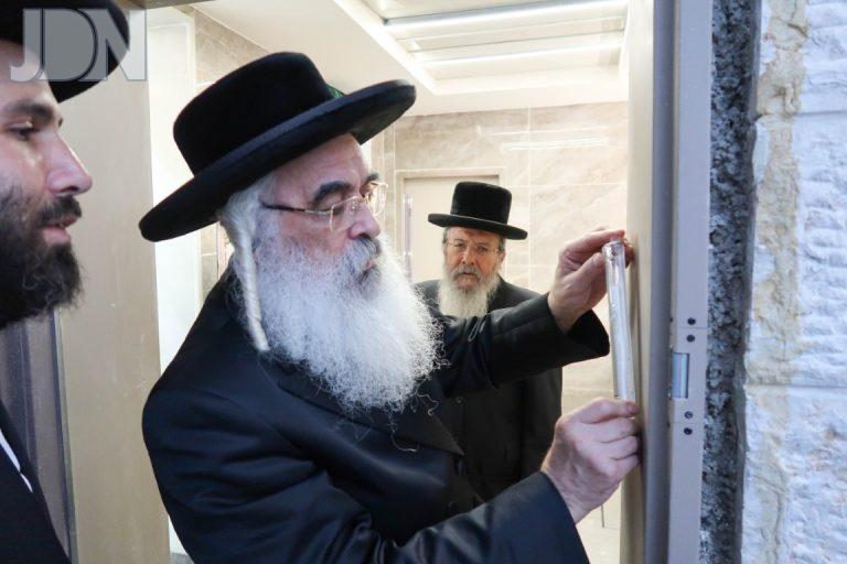 אדמו''ר מדושינסקיא בקביעת מזוזה באולם שמחות החדש בבנין בית חינוך בנות אסתר צילום מ א נו ( (6)