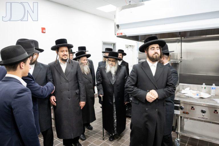 אדמ''ר מסאטמאר ביקר בלעיקוואוד בוטשער (6)