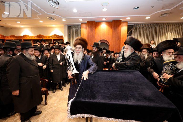 אלכסנדר ספר תורה הוכנס להיכל הישיבה גדולה בהשתתפות האדמו''ר צילום א אייזנבאך (48)
