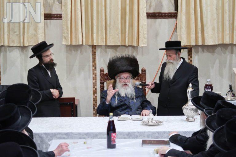 האדמ''ר ממשכנות הרועים בלחיים טיש לרגל שמחת החתונה לנכדתו צילום מ א נוימן (4)