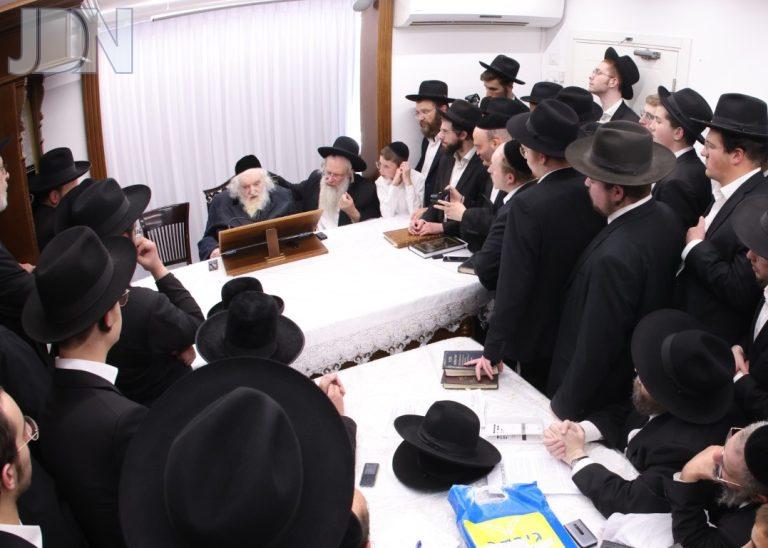 הגר''מ שטרנבוך במסירת ה'חומש שיעור' השבועי באנגלית לבני חו''ל צילום שמואל דריי (3)